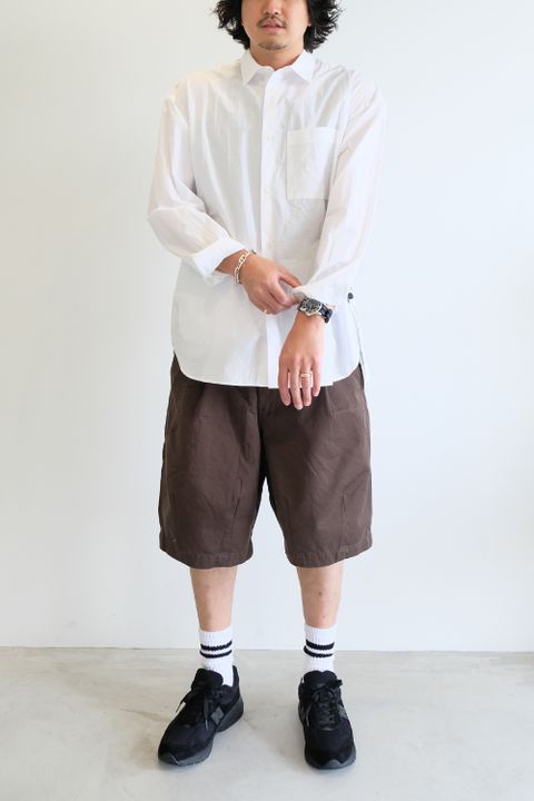 カジュアルショーツに白シャツ合わせで小綺麗に