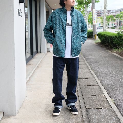 CALEEの総柄トラックジャケットをシンプルにカジュアルスタイルに落としこみました