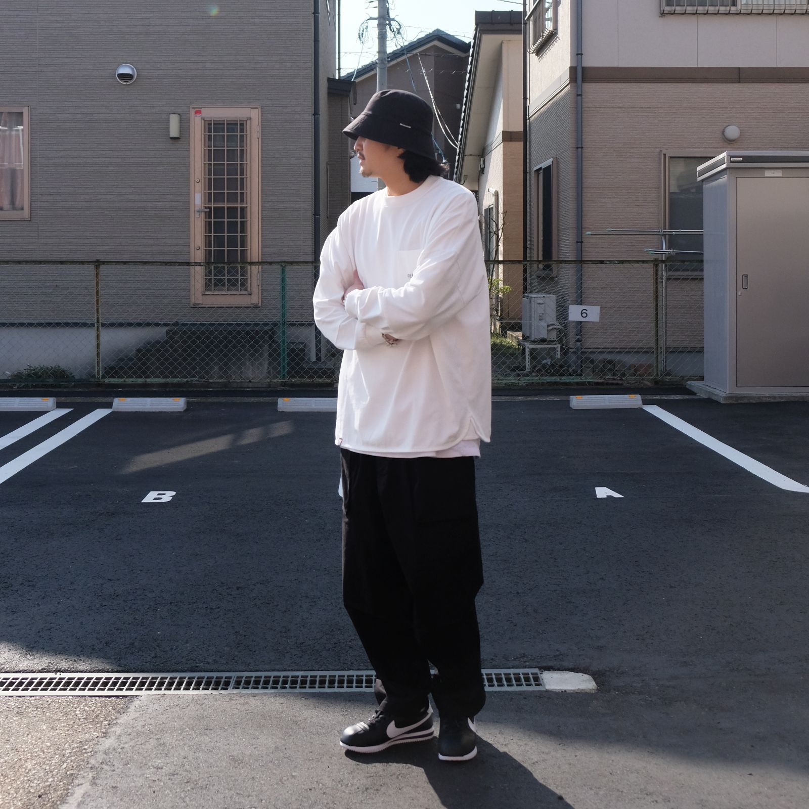 白黒だけでまとめたロンTEEコーデ