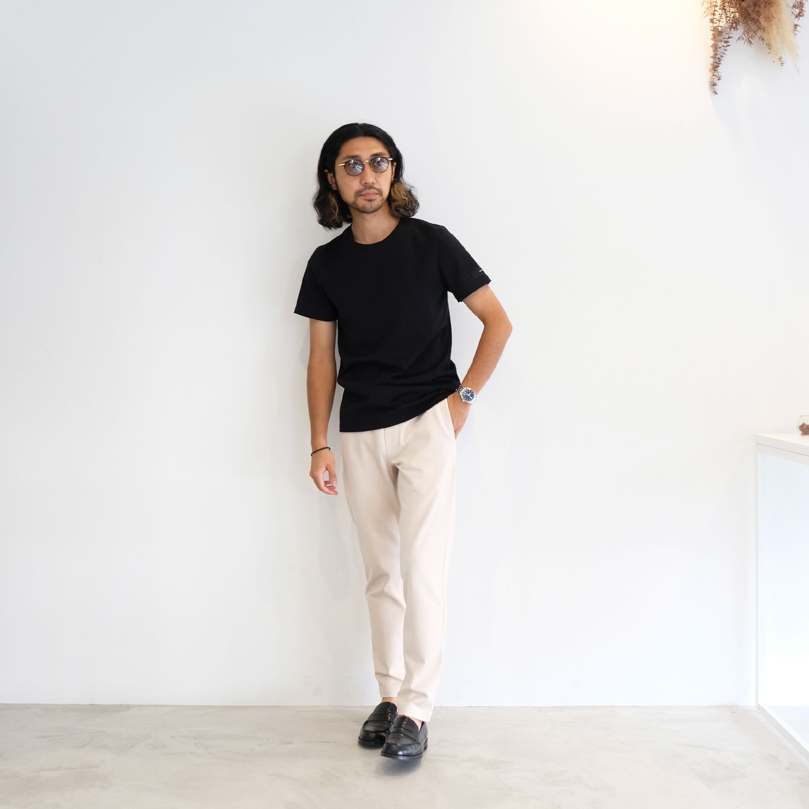 リラックスし過ぎず大人っぽさも意識したイージーなTシャツコーデ