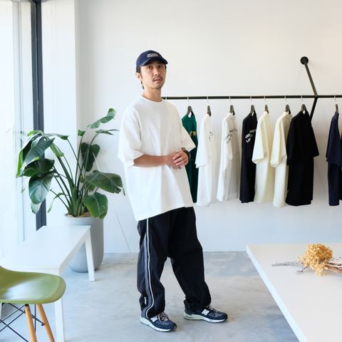 トラックパンツでTシャツスタイルを軽やかに