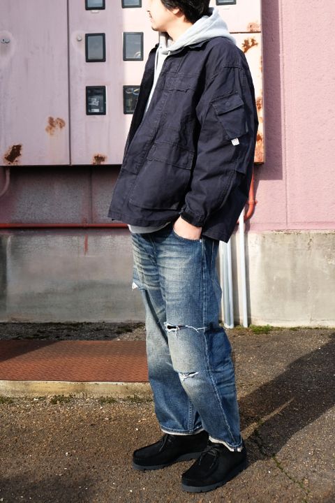 ゆったりシルエットでまとめつつもクールな雰囲気の定番カジュアルコーデ