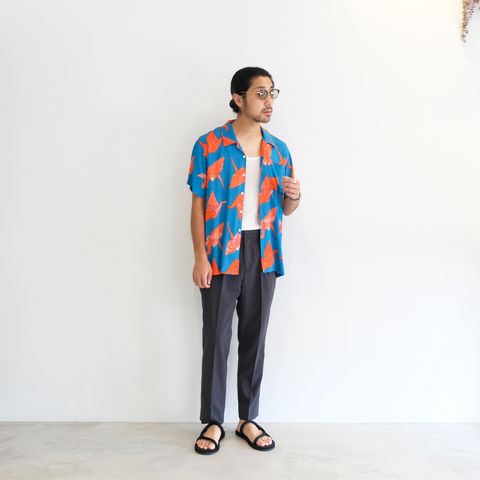 柄シャツはスラックスに合わせて男の渋さを意識