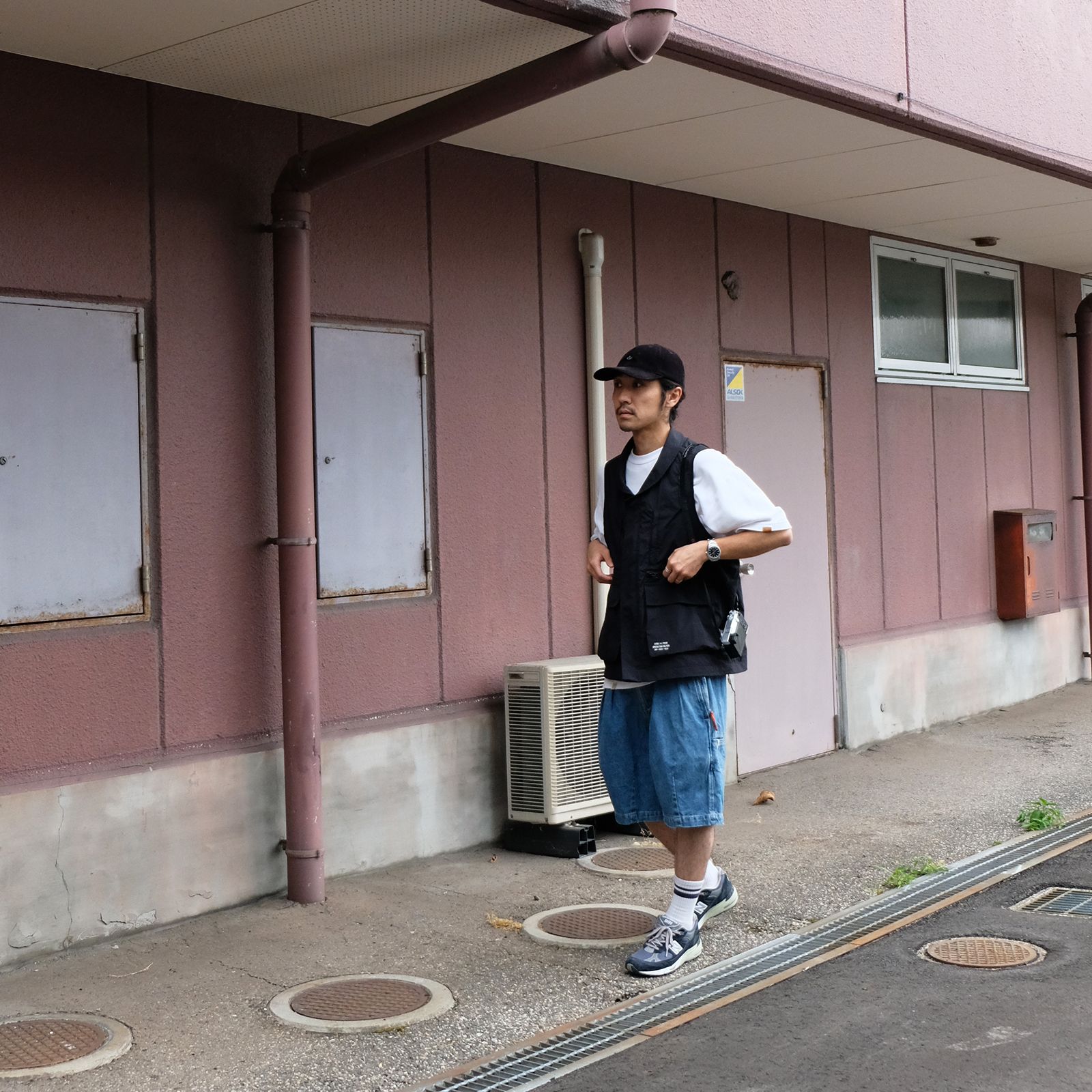軽やかな半袖短パンスタイルに実用性をプラス