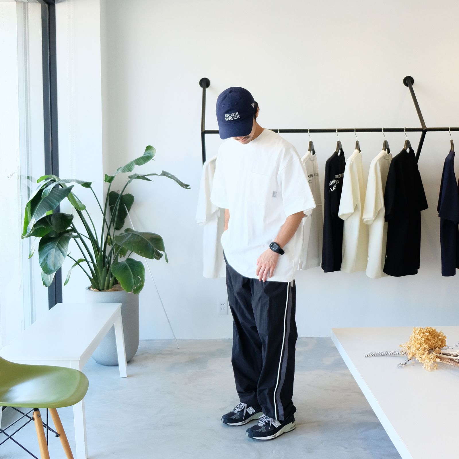トラックパンツでTシャツスタイルを軽やかに