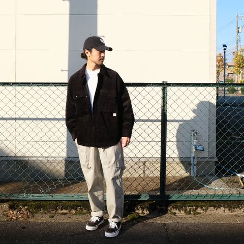 コーデュロイジャケット＋ベイカーパンツを都会的な印象で