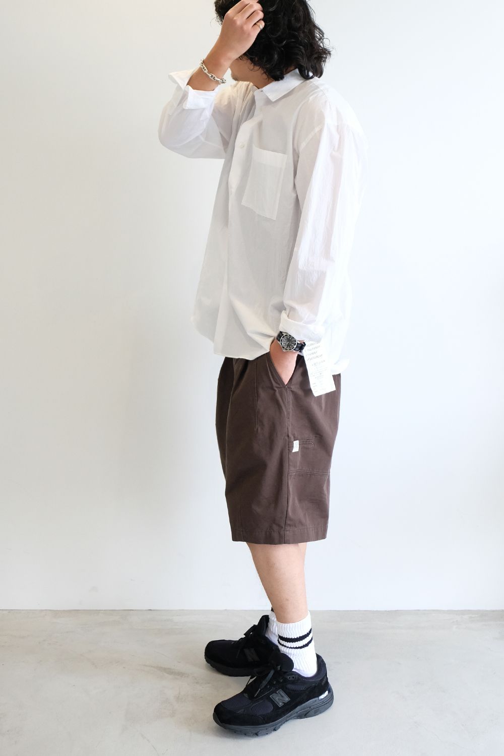 カジュアルショーツに白シャツ合わせで小綺麗に