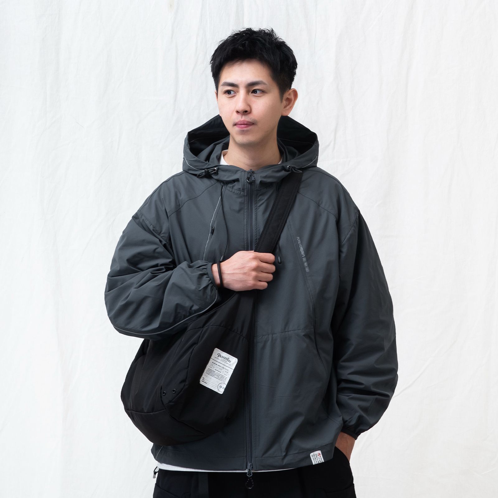 【ラスト1点】water-repellent padded crossbody bag / ブラック