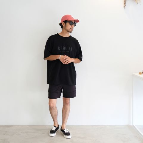 西海岸スタイルをイメージし、海沿いの早朝散歩スタイルというテーマでコーディネート