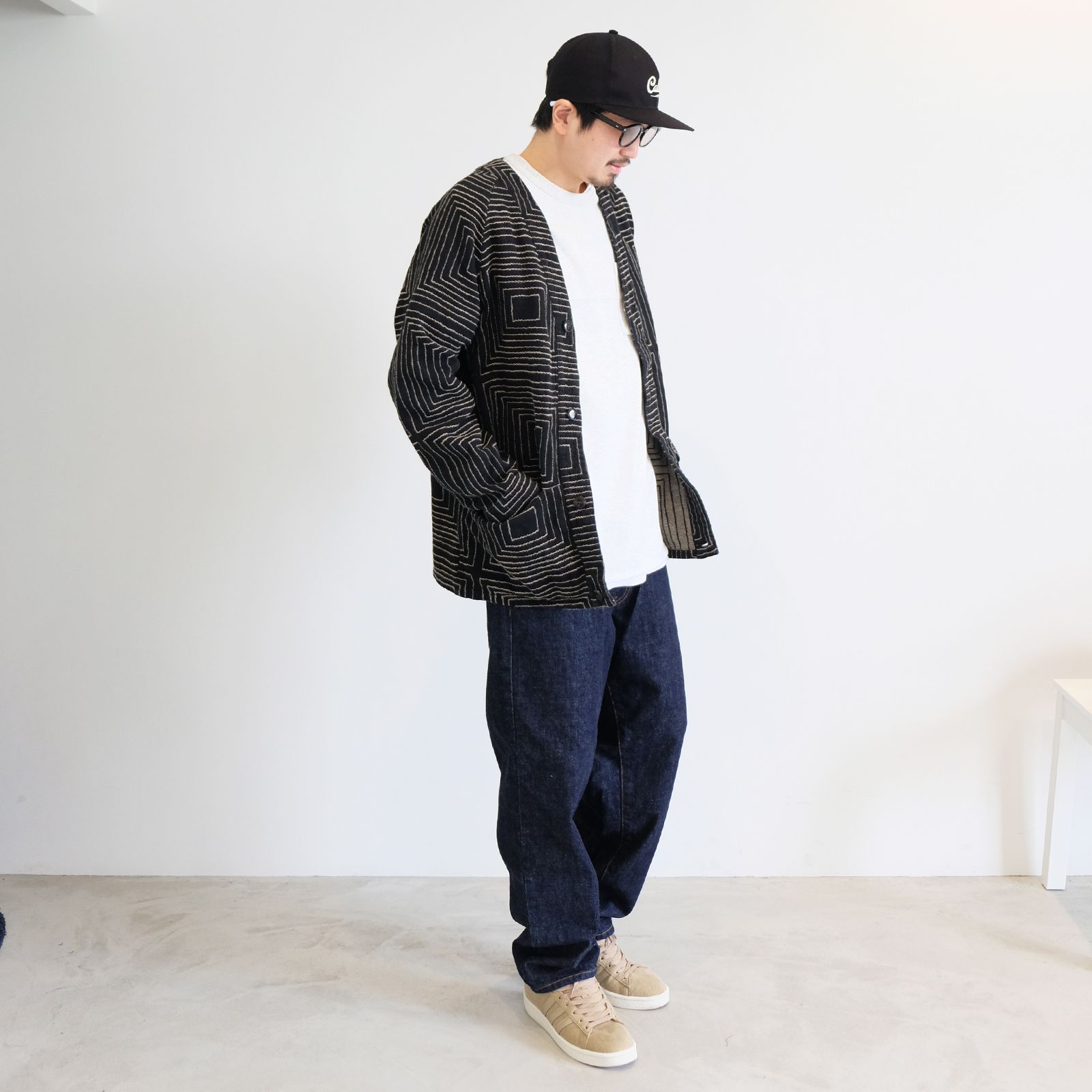 織り柄で主張を楽しむカーディガンをメインとしたカジュアルコーデ
