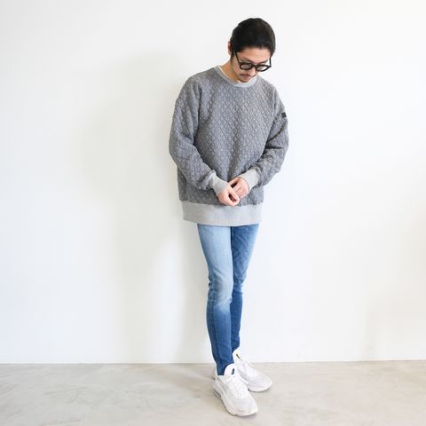 シンプルだけど一味違うトレーナー＋デニムの着こなし