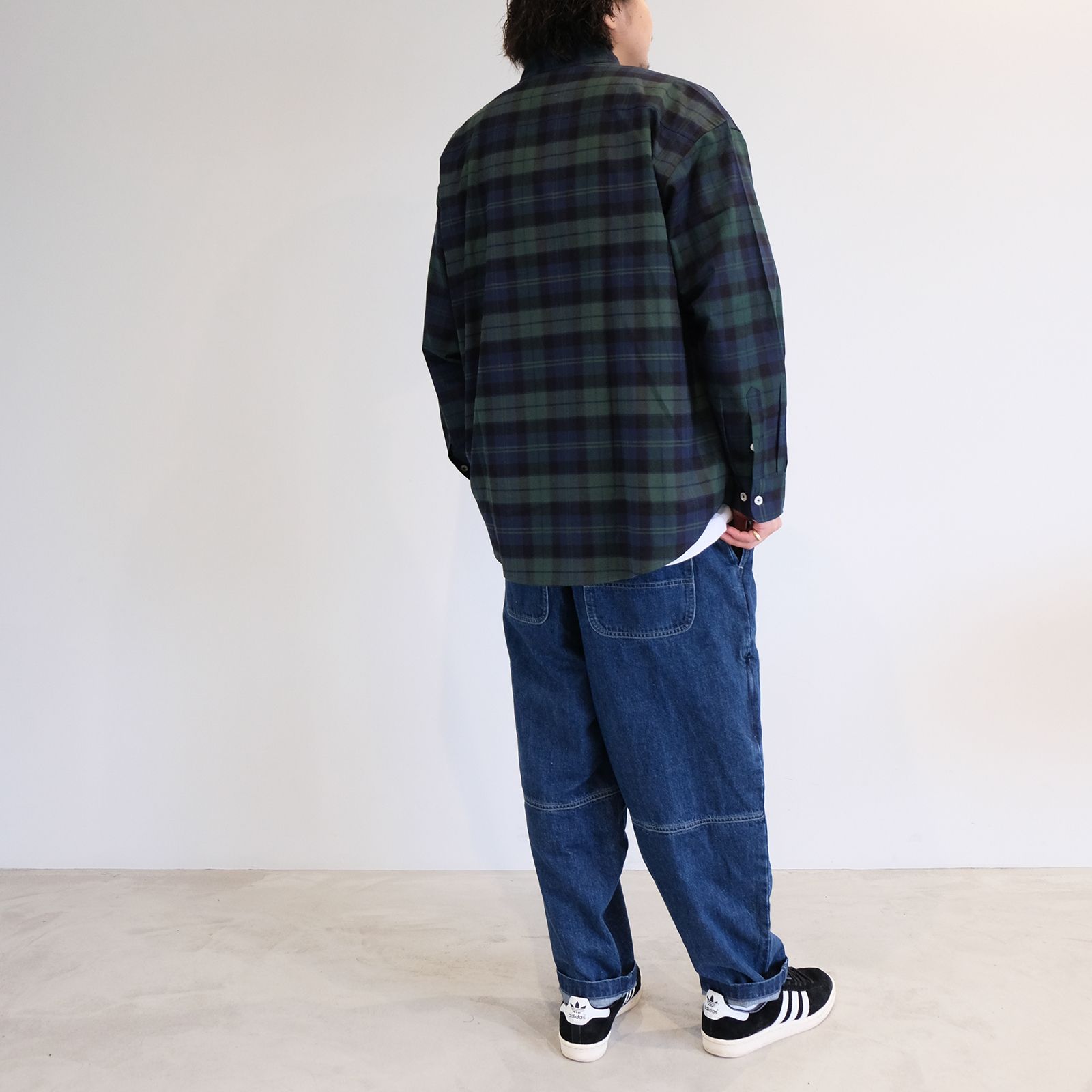 シンプルながらストリートのエッセンスを感じさせるチェックシャツコーデ