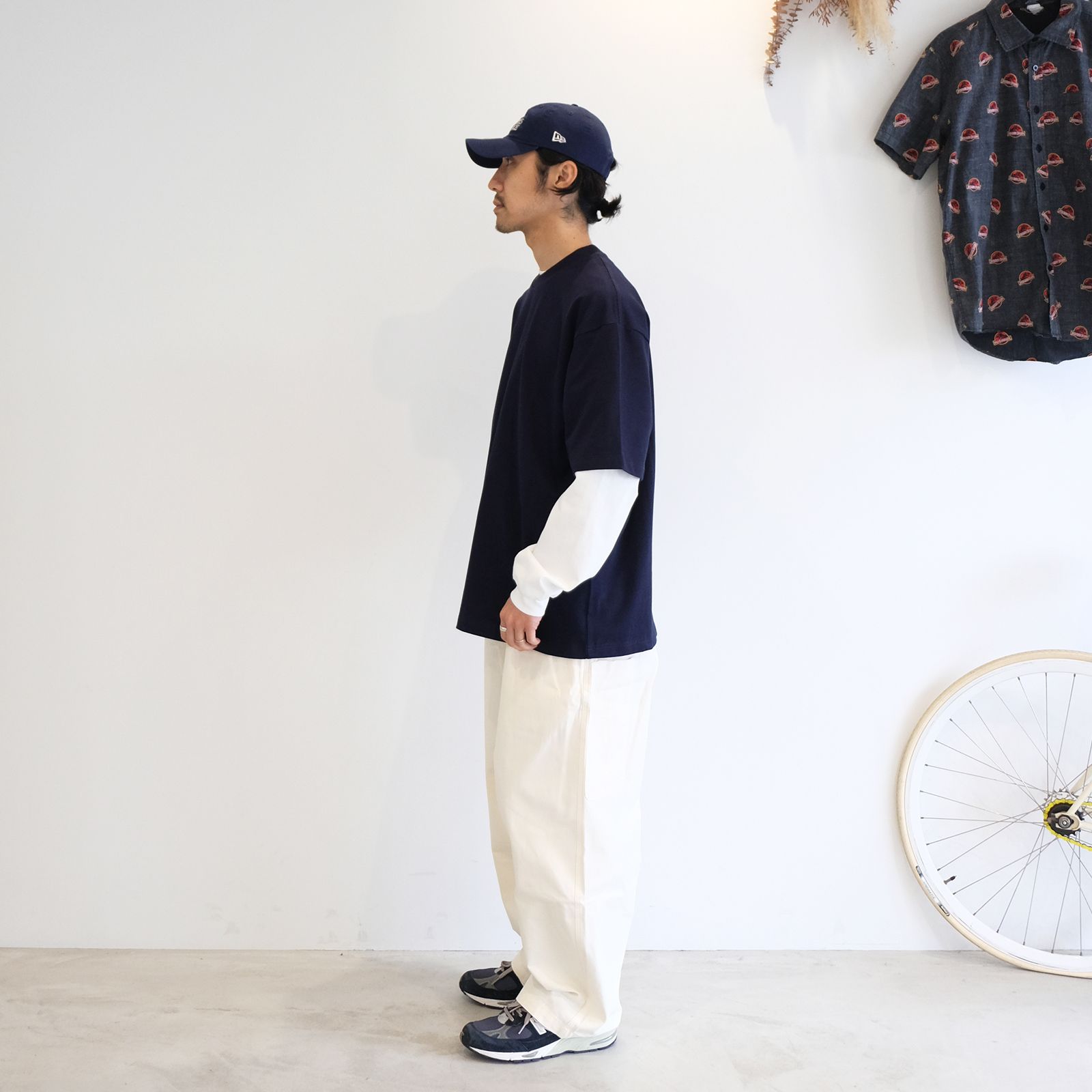 白と紺の配色でまとめたレイヤードスタイル