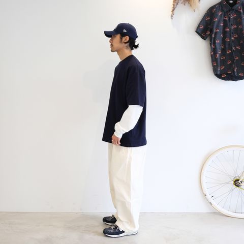白と紺の配色でまとめたレイヤードスタイル