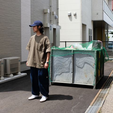 風合いの良いオリーブカラーのTシャツをメインに