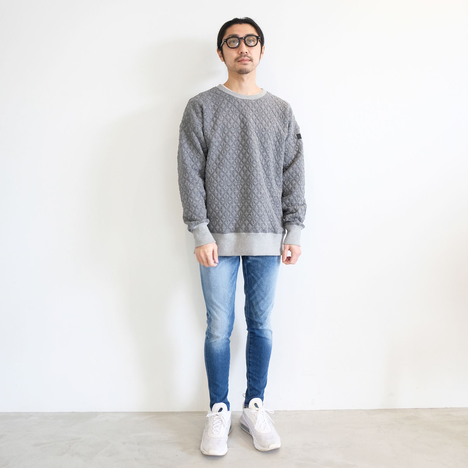 シンプルだけど一味違うトレーナー＋デニムの着こなし