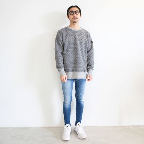 シンプルだけど一味違うトレーナー＋デニムの着こなし