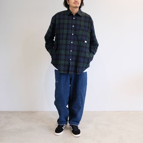 シンプルながらストリートのエッセンスを感じさせるチェックシャツコーデ