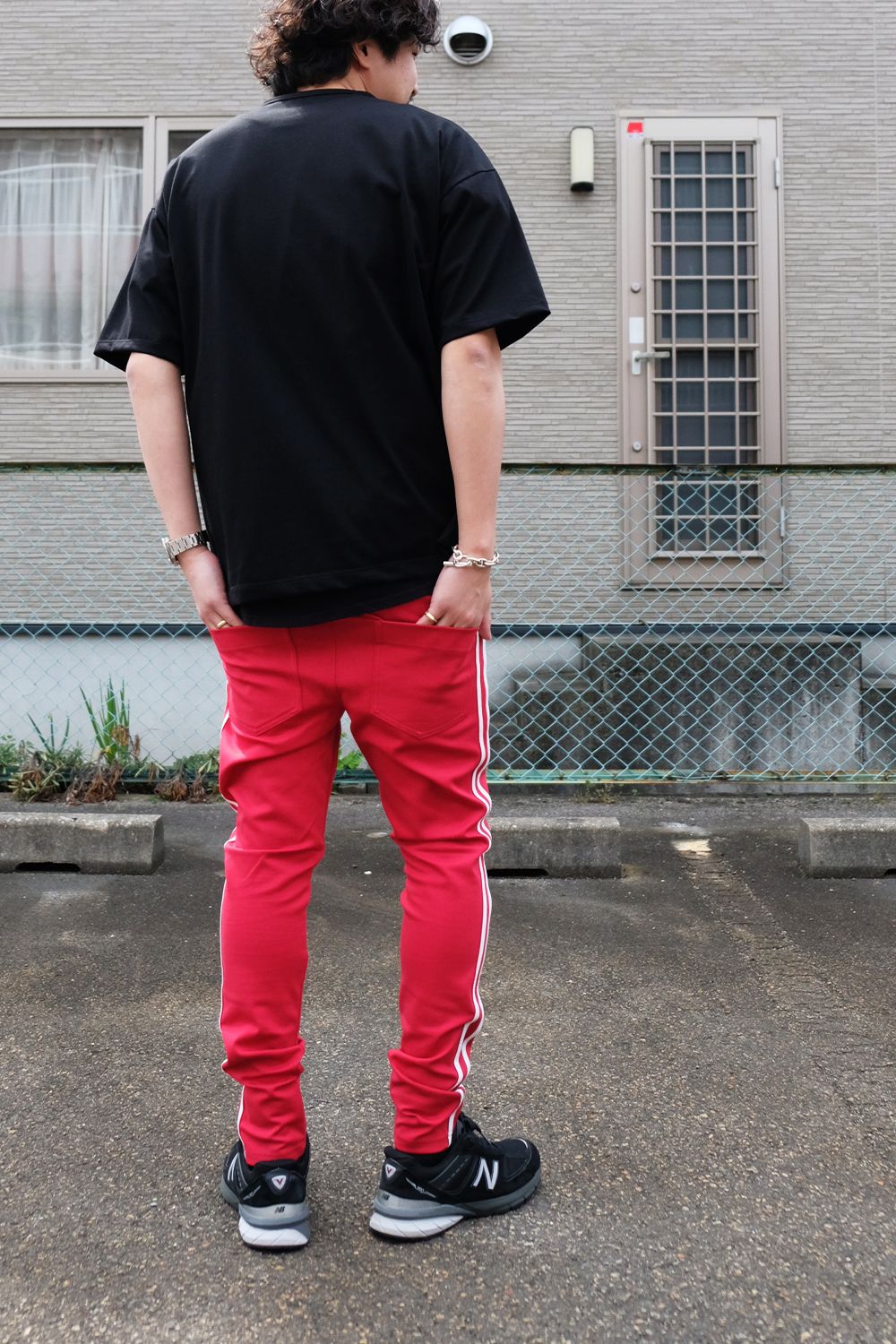 赤黒の配色でストリートな雰囲気を楽しむtシャツコーデ 1367 Filo