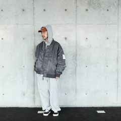 リラックスなスエットスタイルにMA-1を合わせて