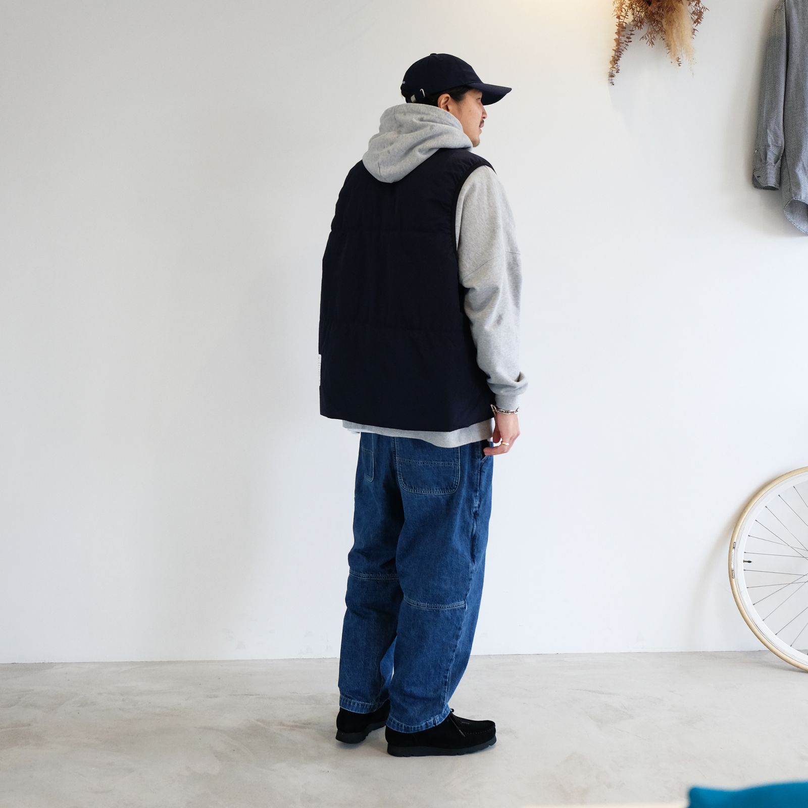 スエットフーディーと中綿ベストの組み合わせ◎