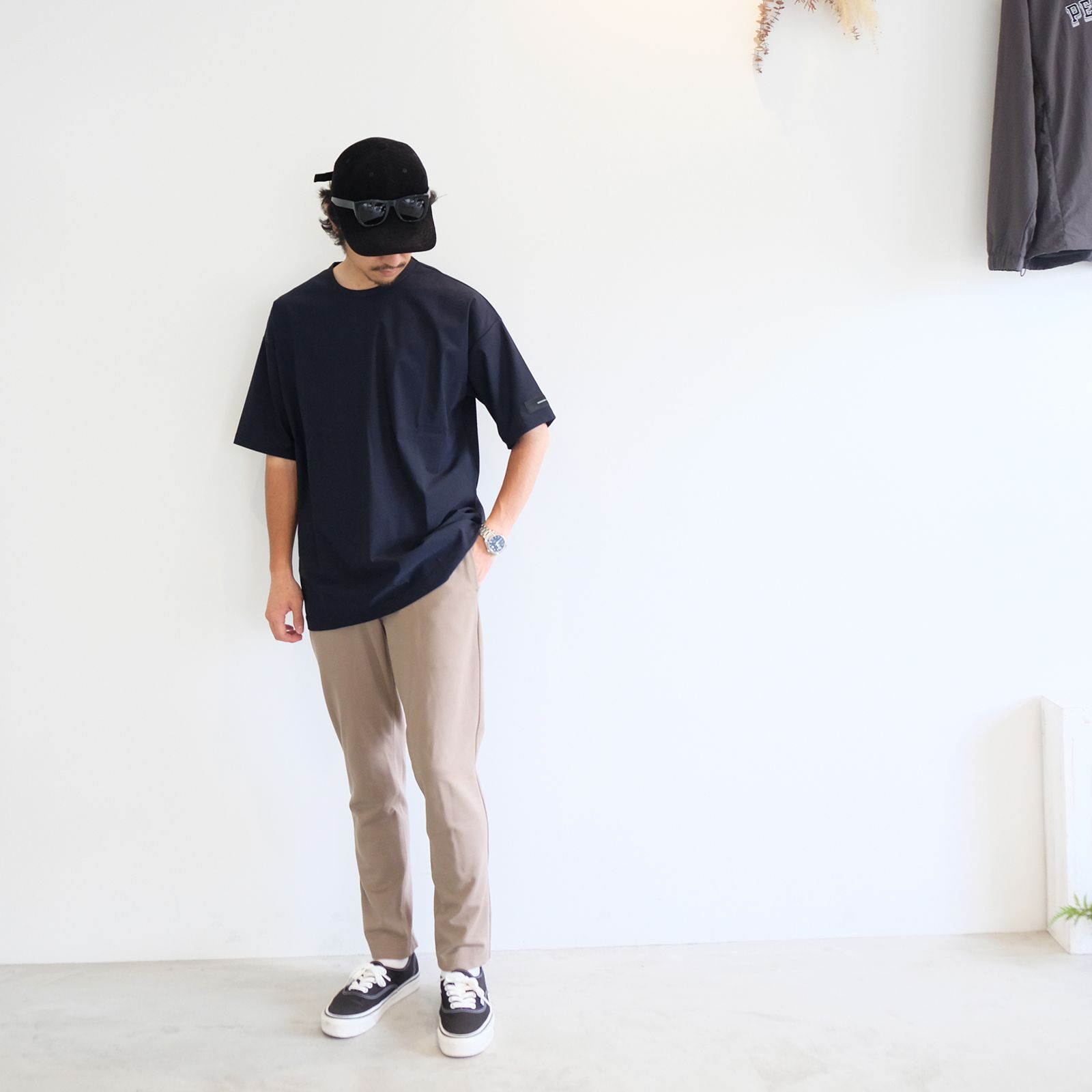 上質な素材感で楽しむ普遍的な大人のイージースタイル