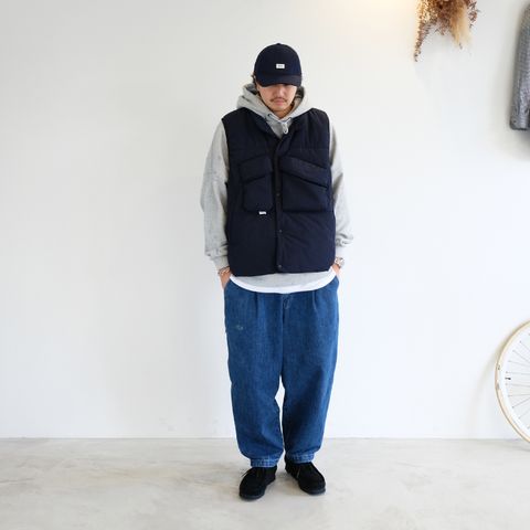 スエットフーディーと中綿ベストの組み合わせ◎