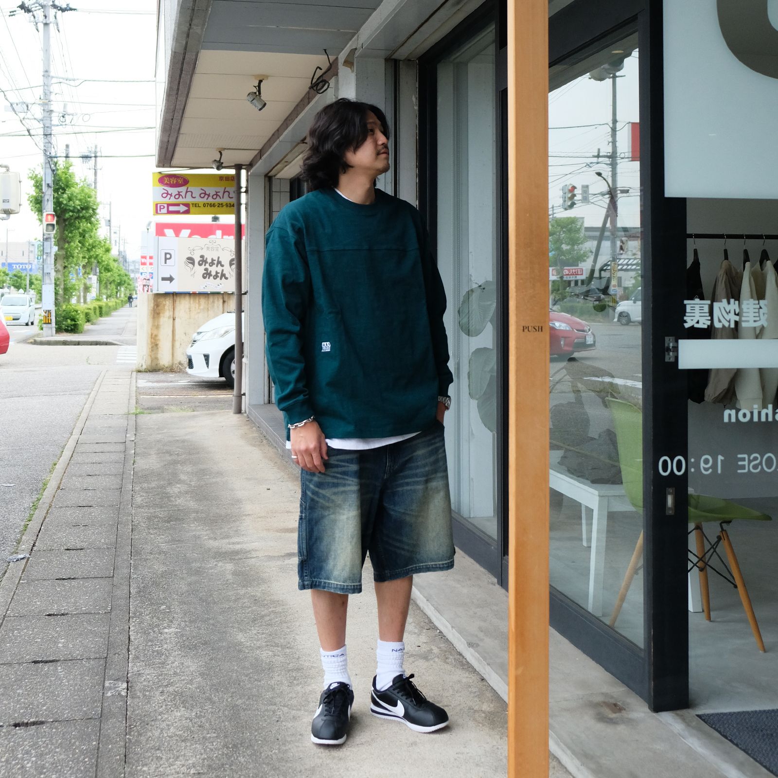 デニムショーツが懐かしくも今っぽい