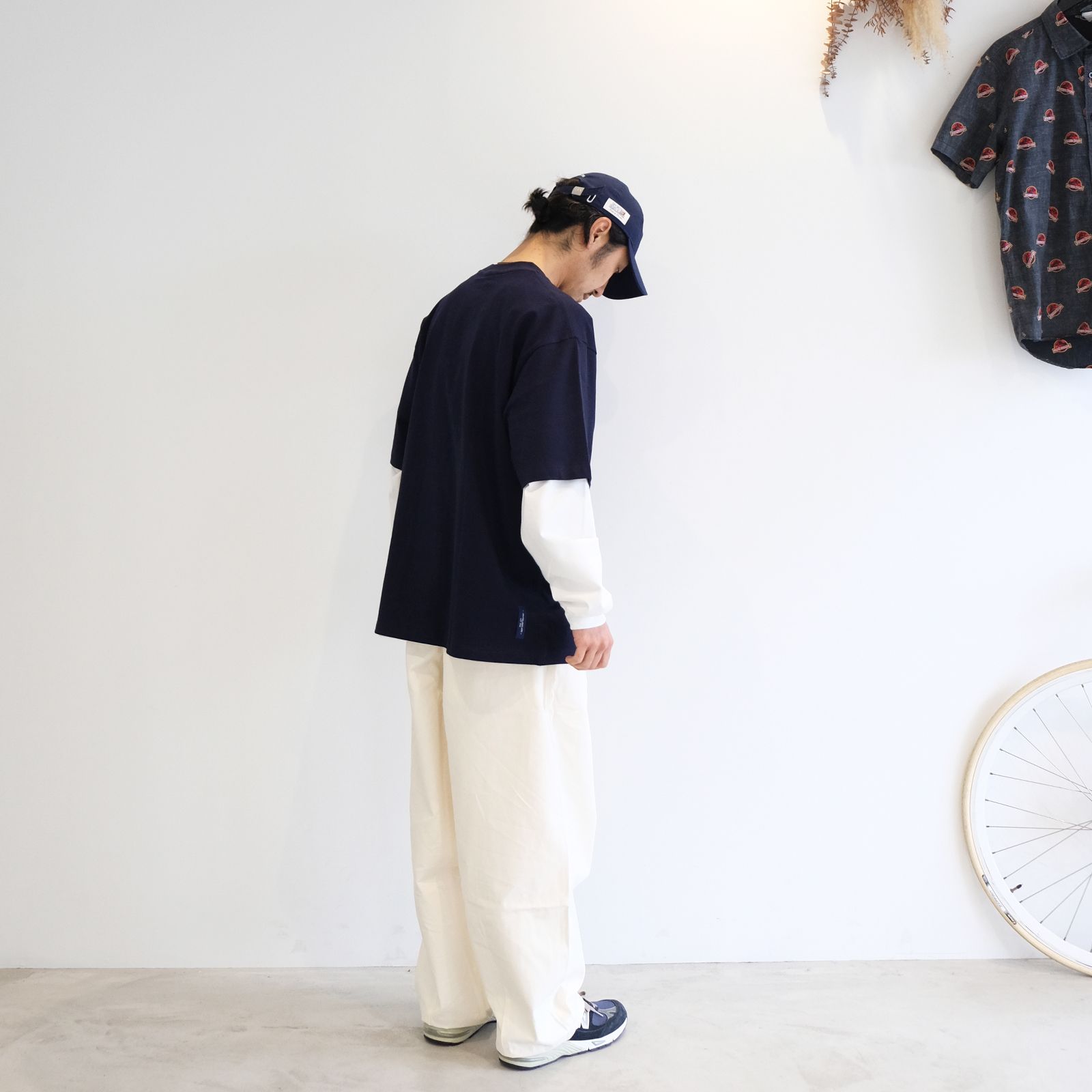 白と紺の配色でまとめたレイヤードスタイル
