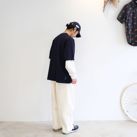 白と紺の配色でまとめたレイヤードスタイル