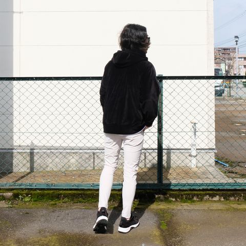 上質な素材感を落とし込んだスポーティーなイージースタイル