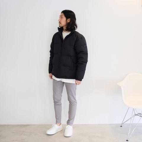 冬スタイルの重たさを払拭しつつも防寒性もしっかりと持ち合わせた快適ダウンジャケットスタイル