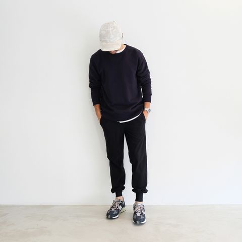 だらっとし過ぎずも気取らず快適に。大人のオフをイメージしたリブパンコーデ