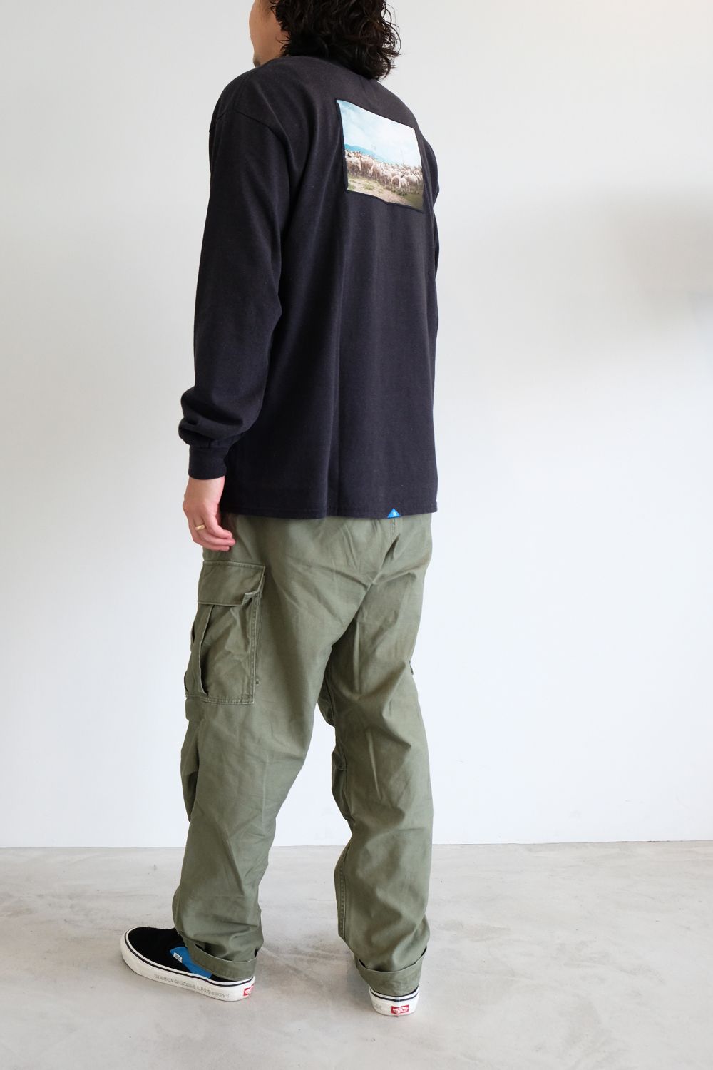 リベレイダースの新作ロンTEEをメインに使用したカーゴパンツスタイル