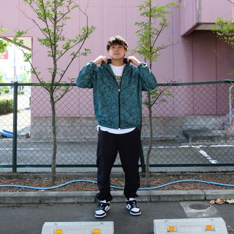 ストリートに馴染むトラックスーツスタイル