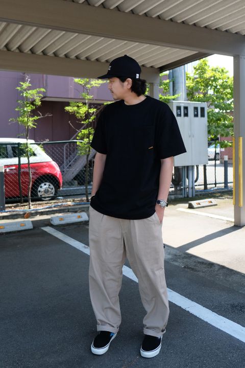 シルエットで楽しむTシャツ＋チノパンの着こなし