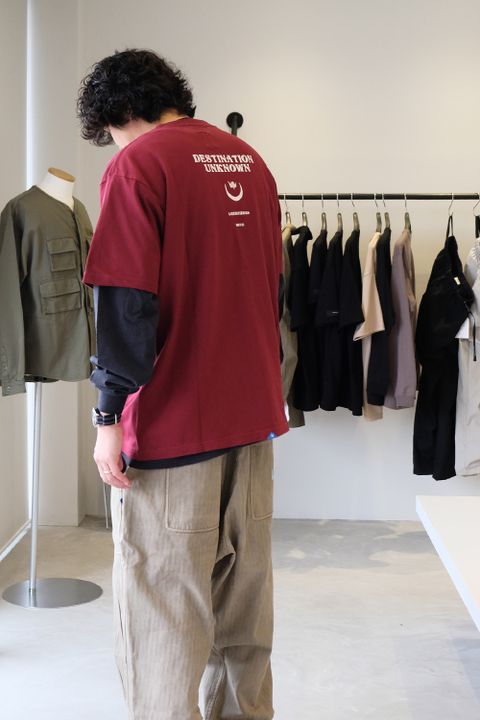 バーガンディーのTシャツで落ち着きある色使いを