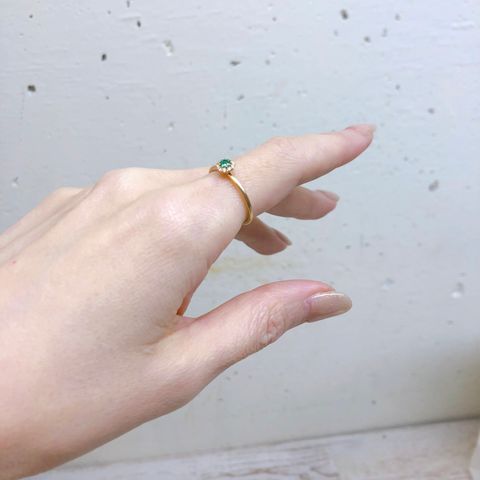 鮮やかなグリーンのエメラルドに目が奪われるミニフラワーエメラルドリング