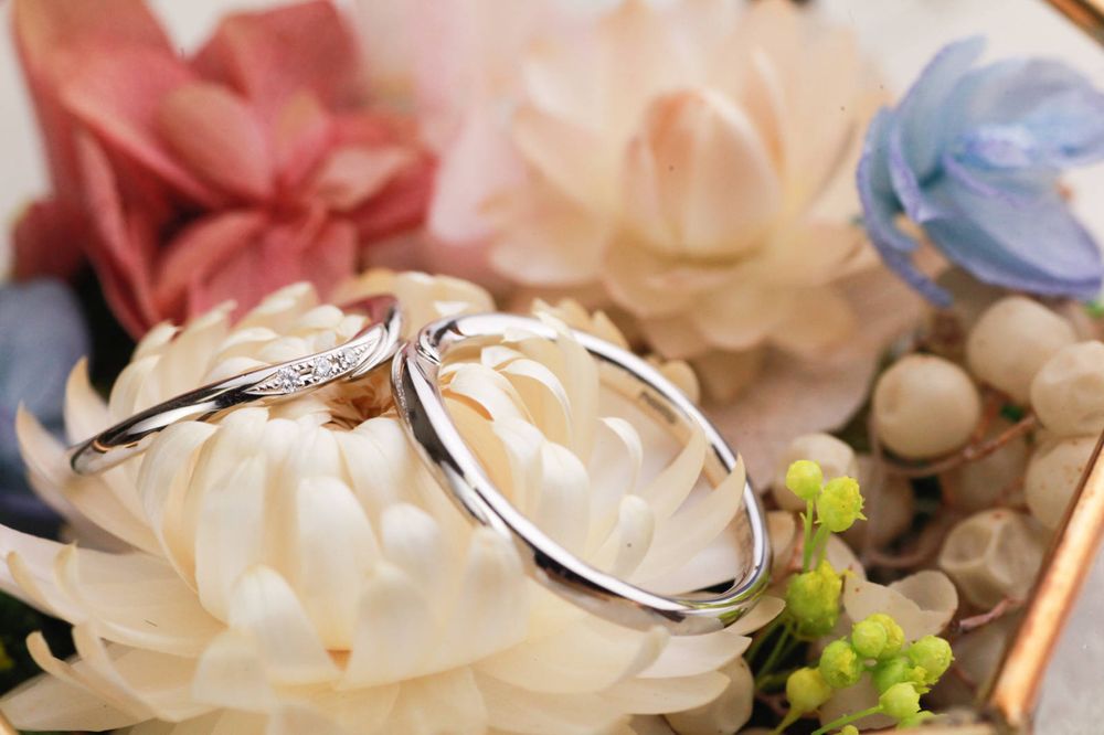 手と手を繋ぎ、心を結ぶ、パラジウムの結婚指輪「グランディス」