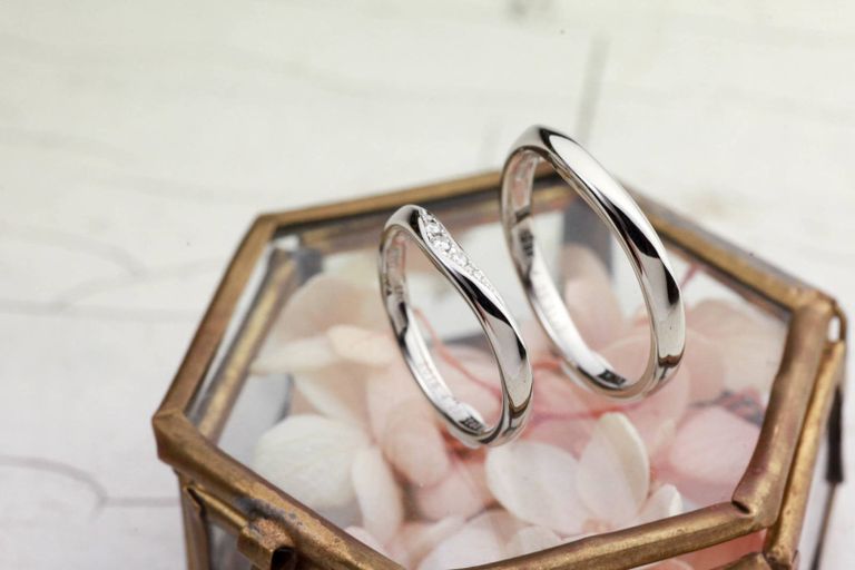 ダイヤを贅沢に使うもリーズナブルなパラジウムの結婚指輪「リュミエール」