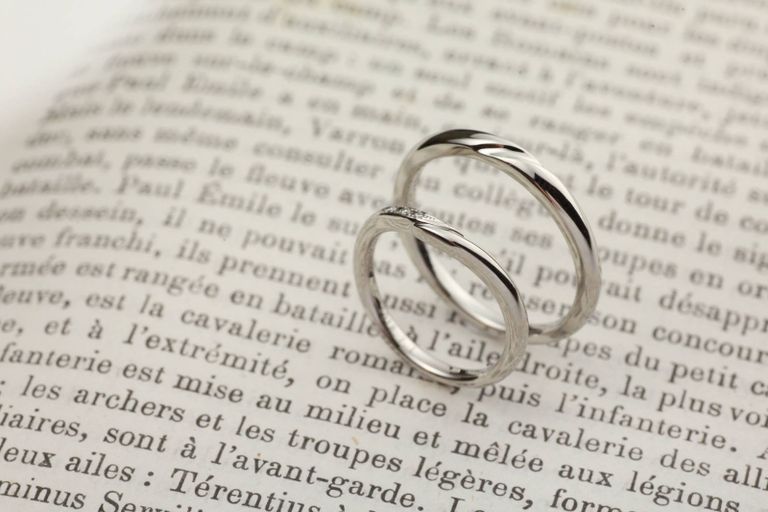 結婚指輪に刻まれた絆のデザイン。A DEUX「リアン」のおすすめポイント