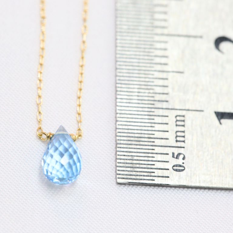 石のサイズは約8.5mm×5mm