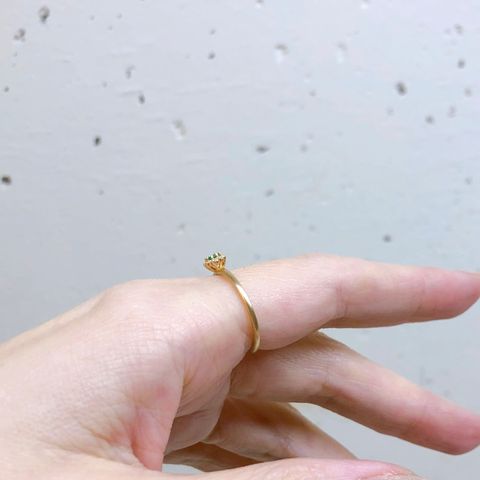 鮮やかなグリーンのエメラルドに目が奪われるミニフラワーエメラルドリング
