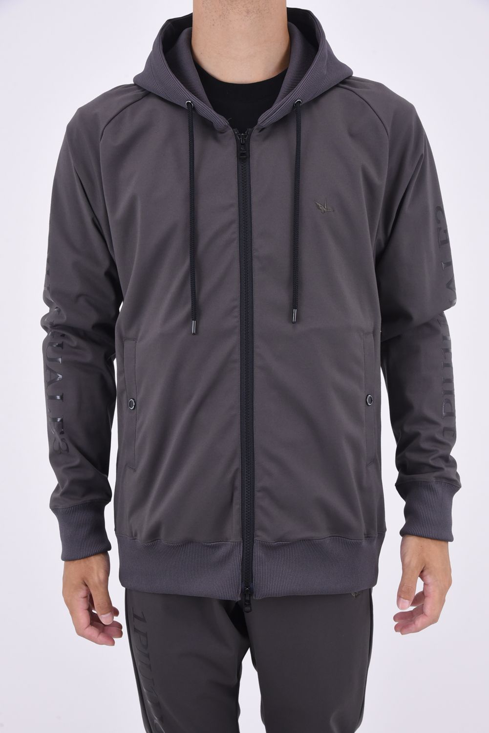 113SPORT COMFORTABLE TAG ZIP PARKA / 113ロゴ ラグランスリーブ フルジップ パーカー チャコール