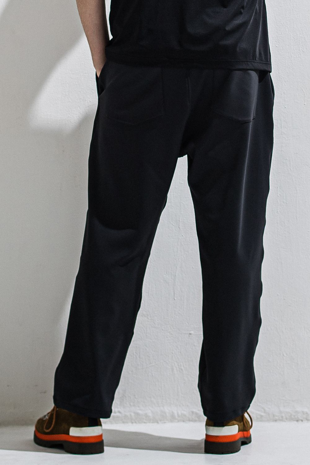 EMILIO DB WIDE PANTS / ダンボール素材 接触冷感 エコレザーコインポケット スラックス型イージーワイドパンツ (ブラック) (3月中旬入荷予定) ※オーダー締切12/13(土)17:00
