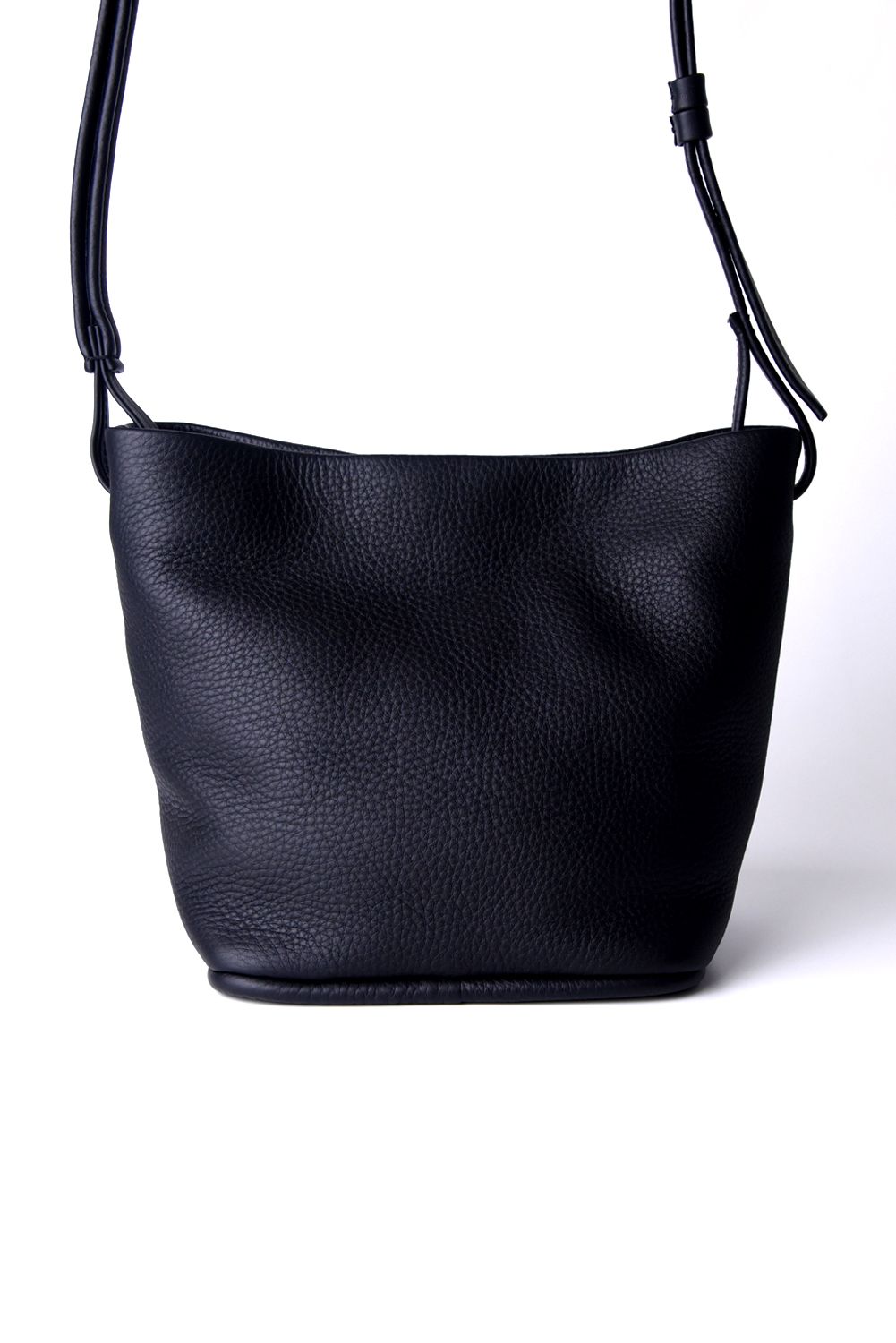 ESSENTIAL DAILY HOBO SMALL / シュリンクレザー ショルダートートバッグ (ブラック)