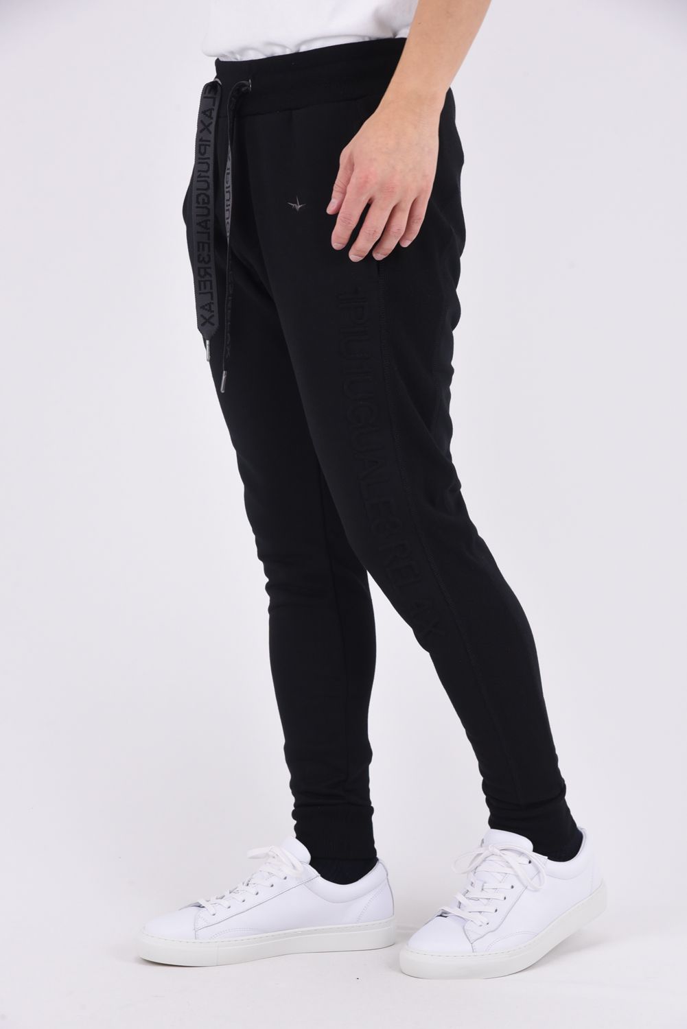 【26SS】 EMBOSSED LOGO JOGGER PANTS / エンボスロゴ ジョガーパンツ (ブラック)