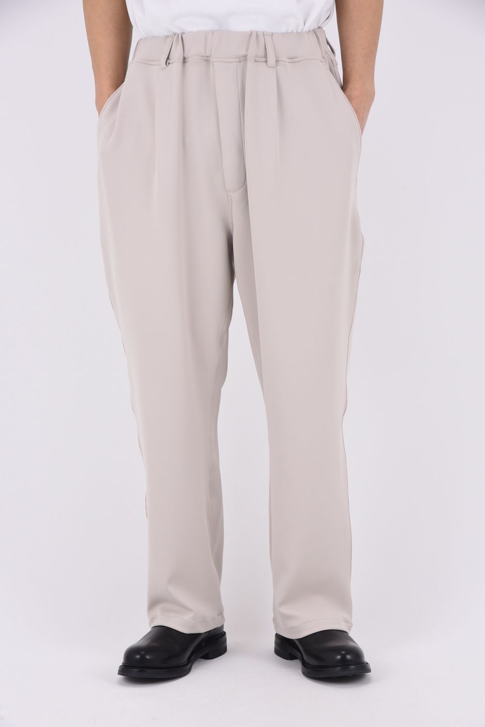 EMILIO DB WIDE PANTS / ダンボール素材 接触冷感 エコレザーコインポケット スラックス型イージーワイドパンツ (グレージュ)