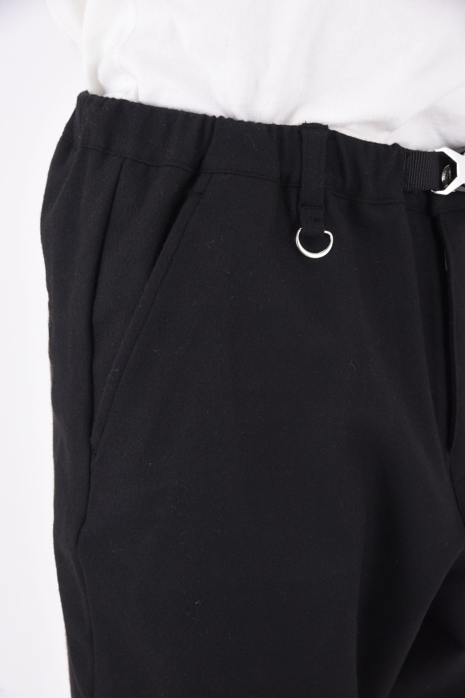 【STAFF RECOMMENDED ITEM】 PAT WIDE EASY PANTS / ストレッチツイル ウェビングベルト付き イージースラックス ブラックウール