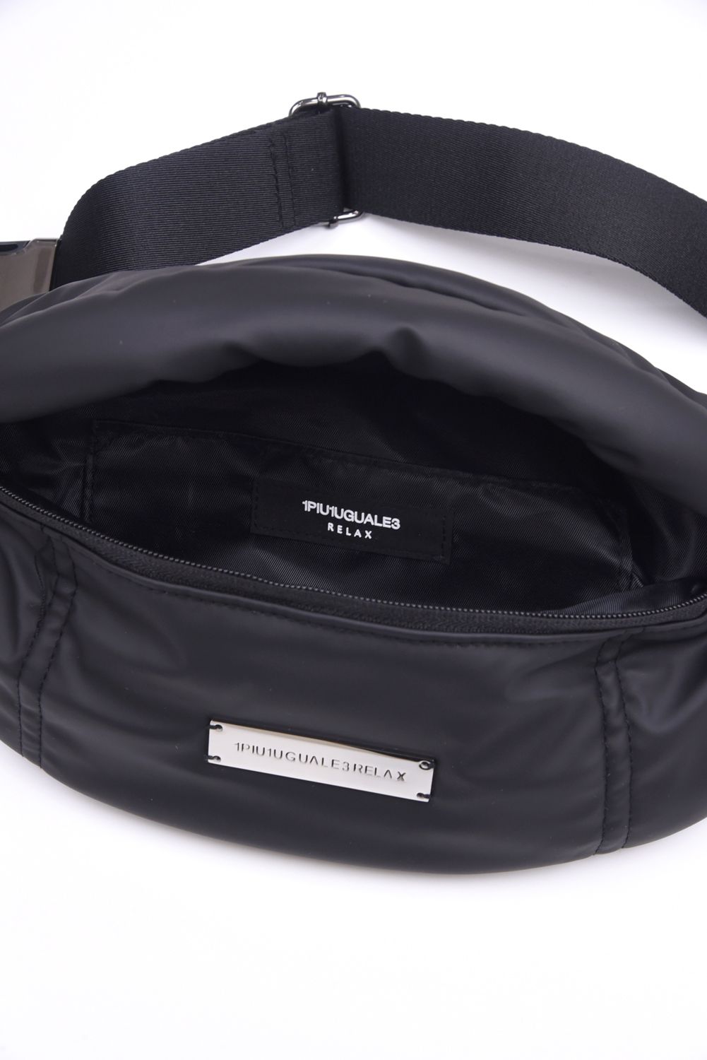 LIGHT SYNTHETIC LEATHER MINI PADDED BODY BAG / シルバーロゴプレート パデッド ボディバッグ (ブラック)
